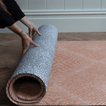 Hands unroll schuim spelmatta with reversible designs to complement the home