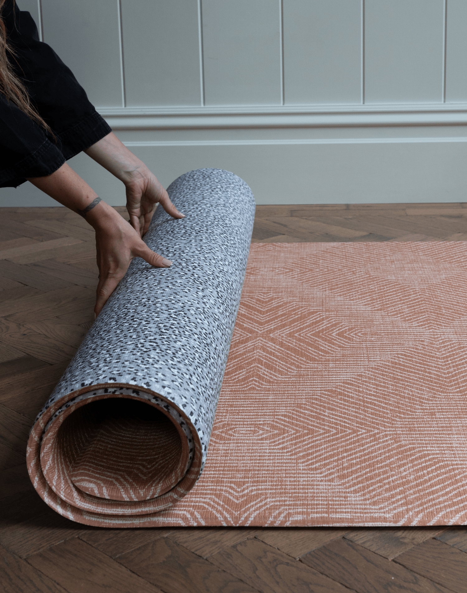 Hands unroll schuim spelmatta with reversible designs to complement the home