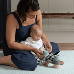 Mother and baby explore stacking cups on the groente speelmat that offers support and is extra comfortable