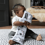 Baby enjoys play time on supportive groot speelmatten with black ad white design