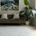 Groot cirkel speelmatten in black and white that complements the modern house