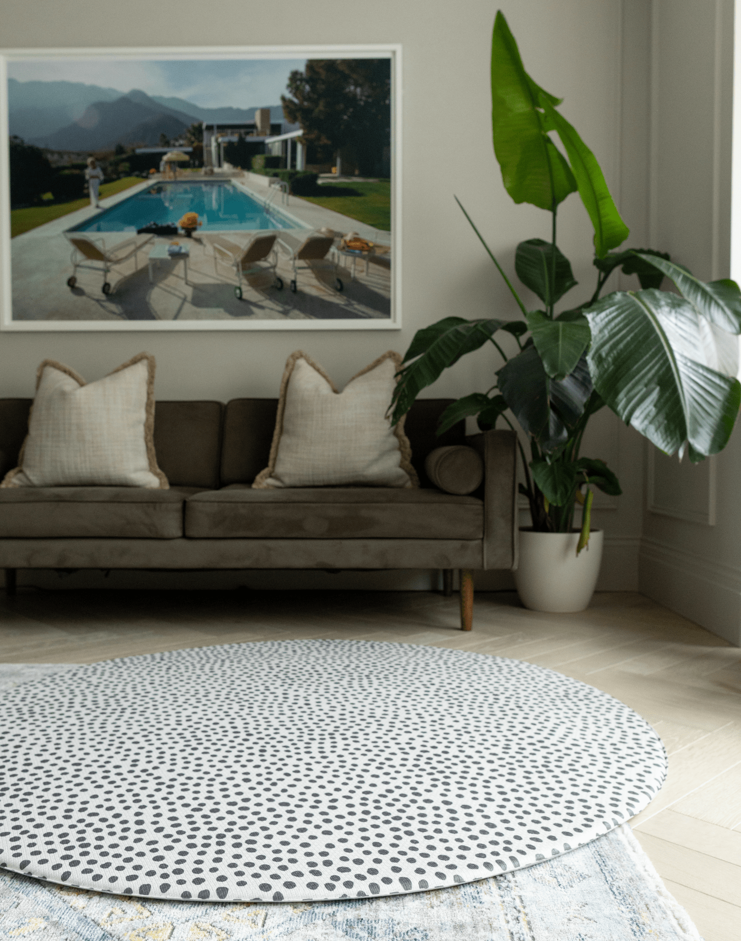 Groot cirkel speelmatten in black and white that complements the modern house