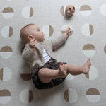 Baby plays on Memory-Schaum-Matte with a modern organic design that looks stylish