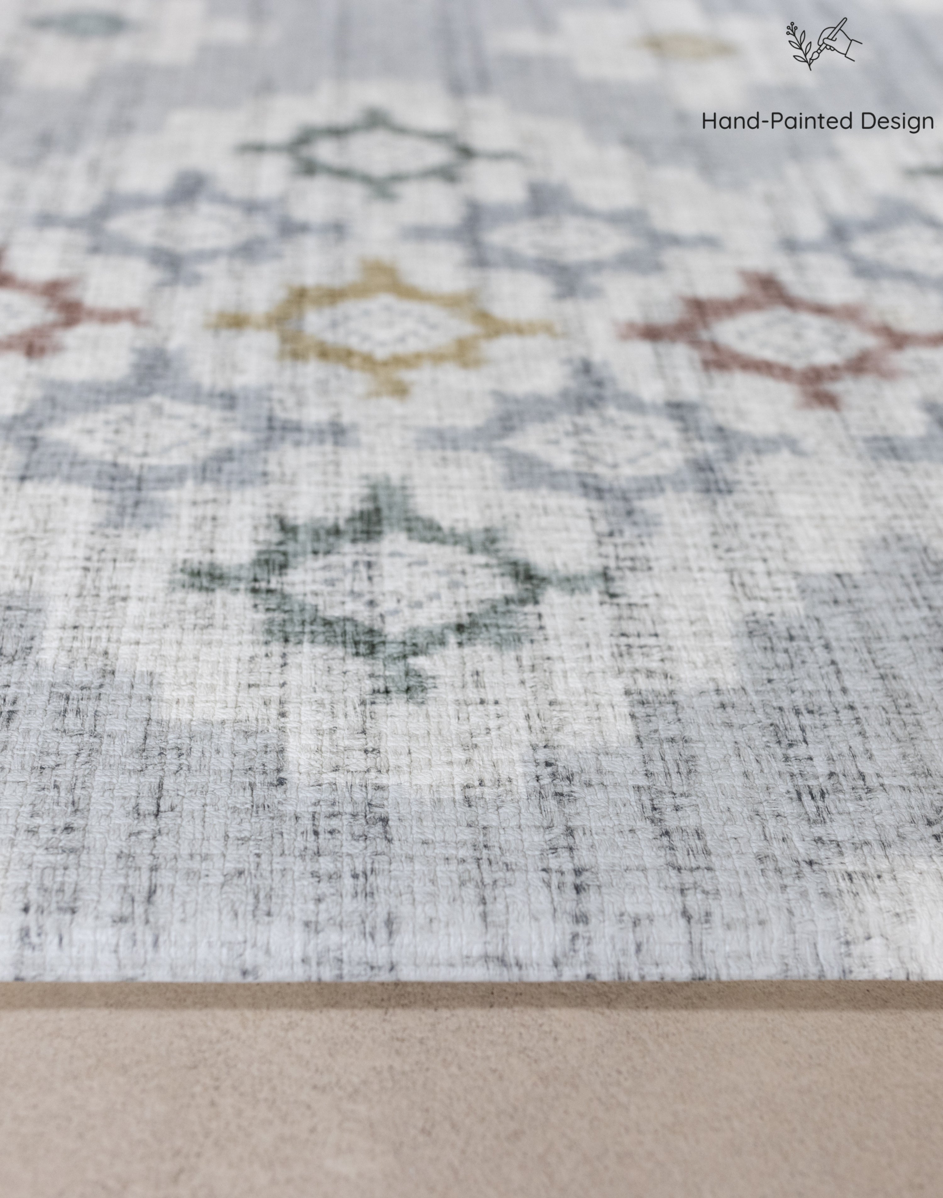Close-up of a thick cushioned rug with geometric designs on a neutral background
tapis d'éveil adapté aux bébés qui rampent