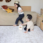 Two children playing on a play mat for open plan living spaces
afwasbare speelmat voor dagelijks gezinsleven