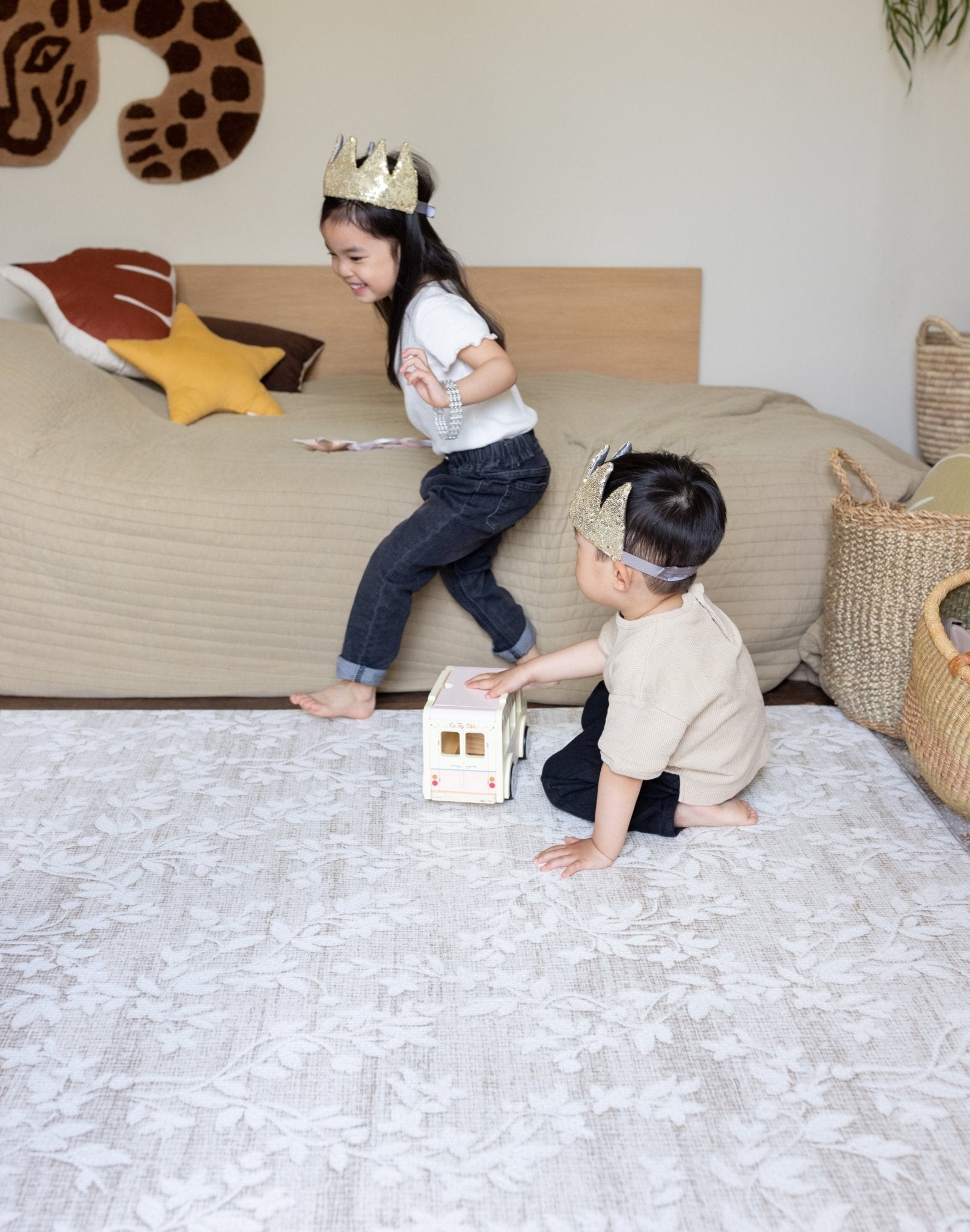 Two children playing on a play mat for open plan living spaces
afwasbare speelmat voor dagelijks gezinsleven