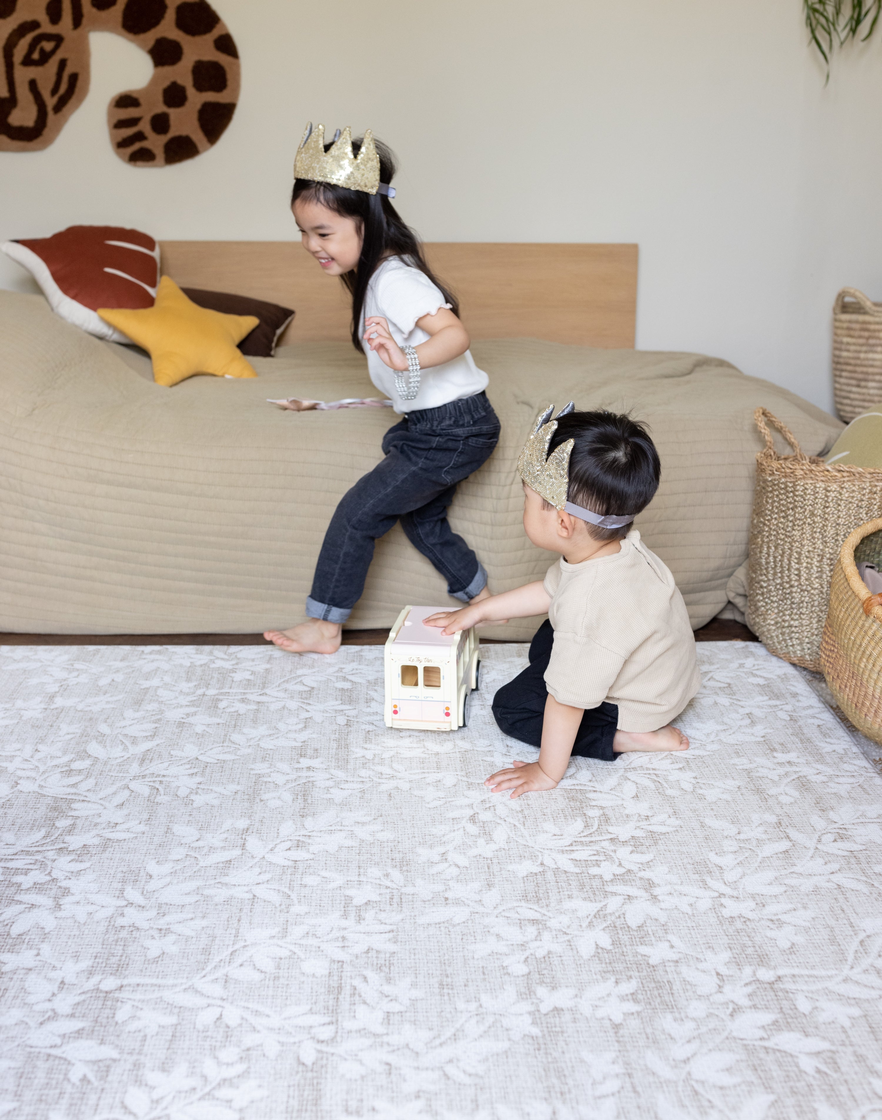 Two children playing on a play mat for open plan living spaces
afwasbare speelmat voor dagelijks gezinsleven