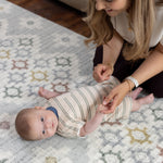Baby laying on neutral coloured luxury tummy time mat
speelmat voor de woonkamer zonder kinderlijke uitstraling