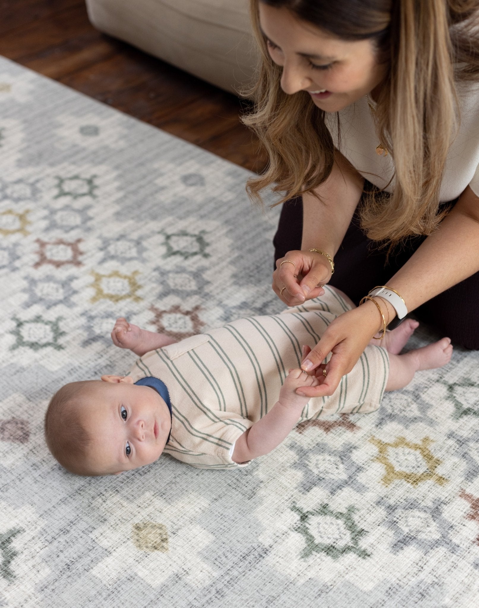 Baby laying on neutral coloured luxury tummy time mat
speelmat voor de woonkamer zonder kinderlijke uitstraling