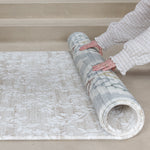 Person rolling out a reversible play mat for modern homes
große Spielmatte für Babys und Kleinkinder