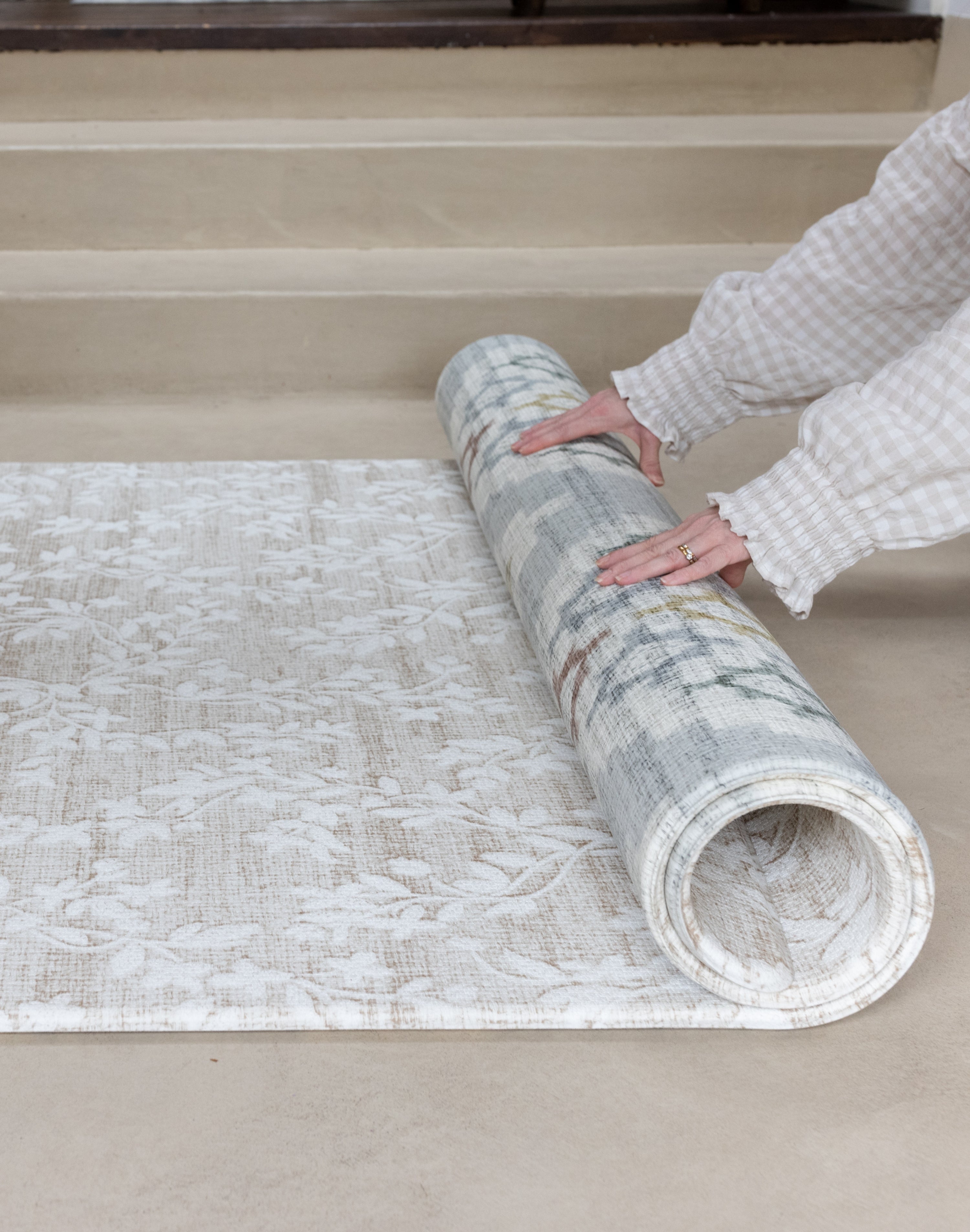 Person rolling out a reversible play mat for modern homes
große Spielmatte für Babys und Kleinkinder