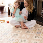 Woman and child sitting on an elegant alternative to colorful play mats
afwasbare speelmat voor dagelijks gezinsleven