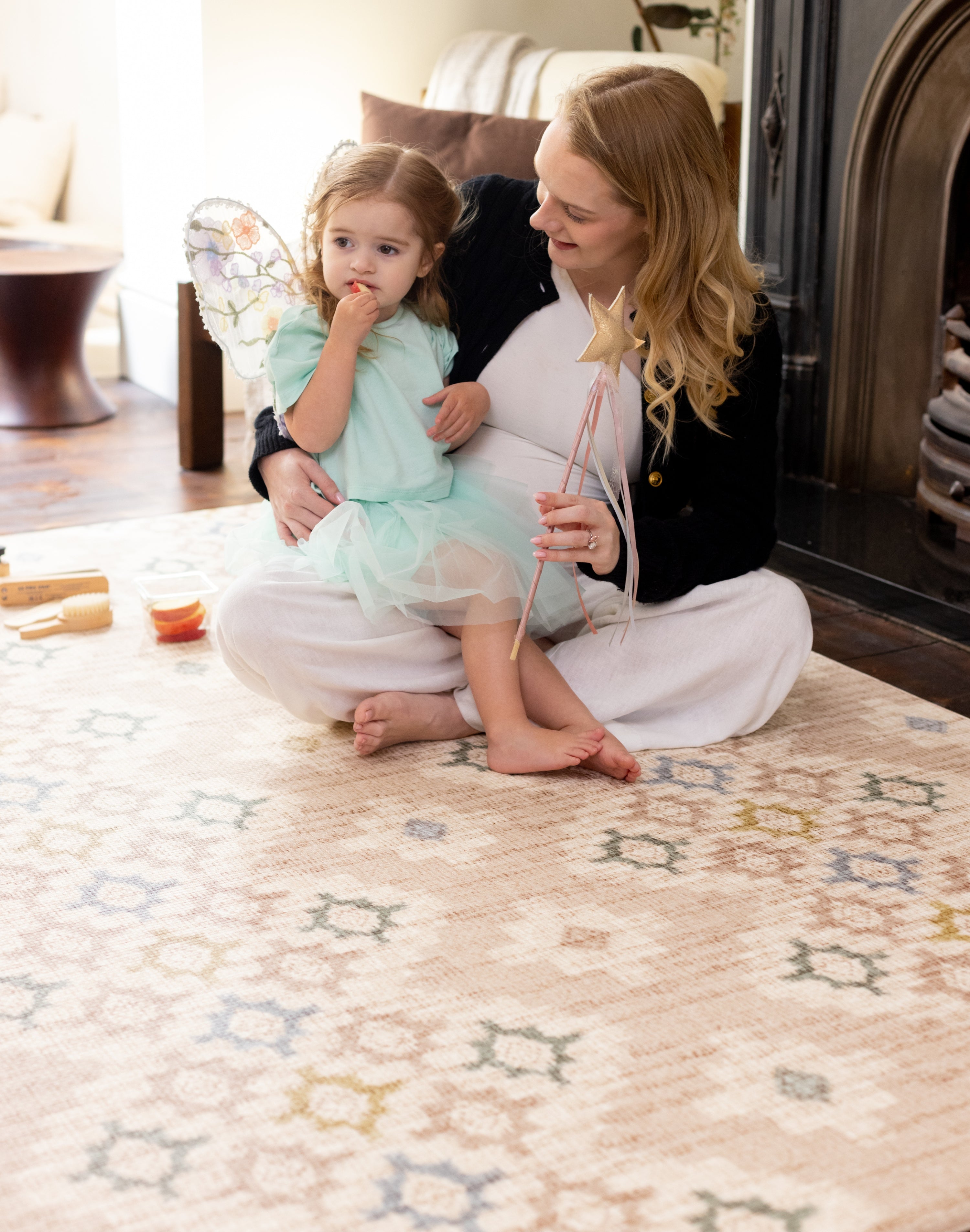 Woman and child sitting on an elegant alternative to colorful play mats
afwasbare speelmat voor dagelijks gezinsleven