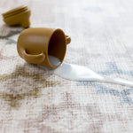 cup fallen over on a spill proof baby play mat for nursery floor
alfombra de actividades para bebé