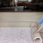 Person rolling out a patterned reversible play mat for modern homes on a wooden floor
veilige foam speelmat voor kruipende baby's