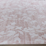 Close-up of floral textured pink reversible protecting floor mat with a subtle pattern
gepolsterte Spielmatte für Bauchlage und Krabbeln