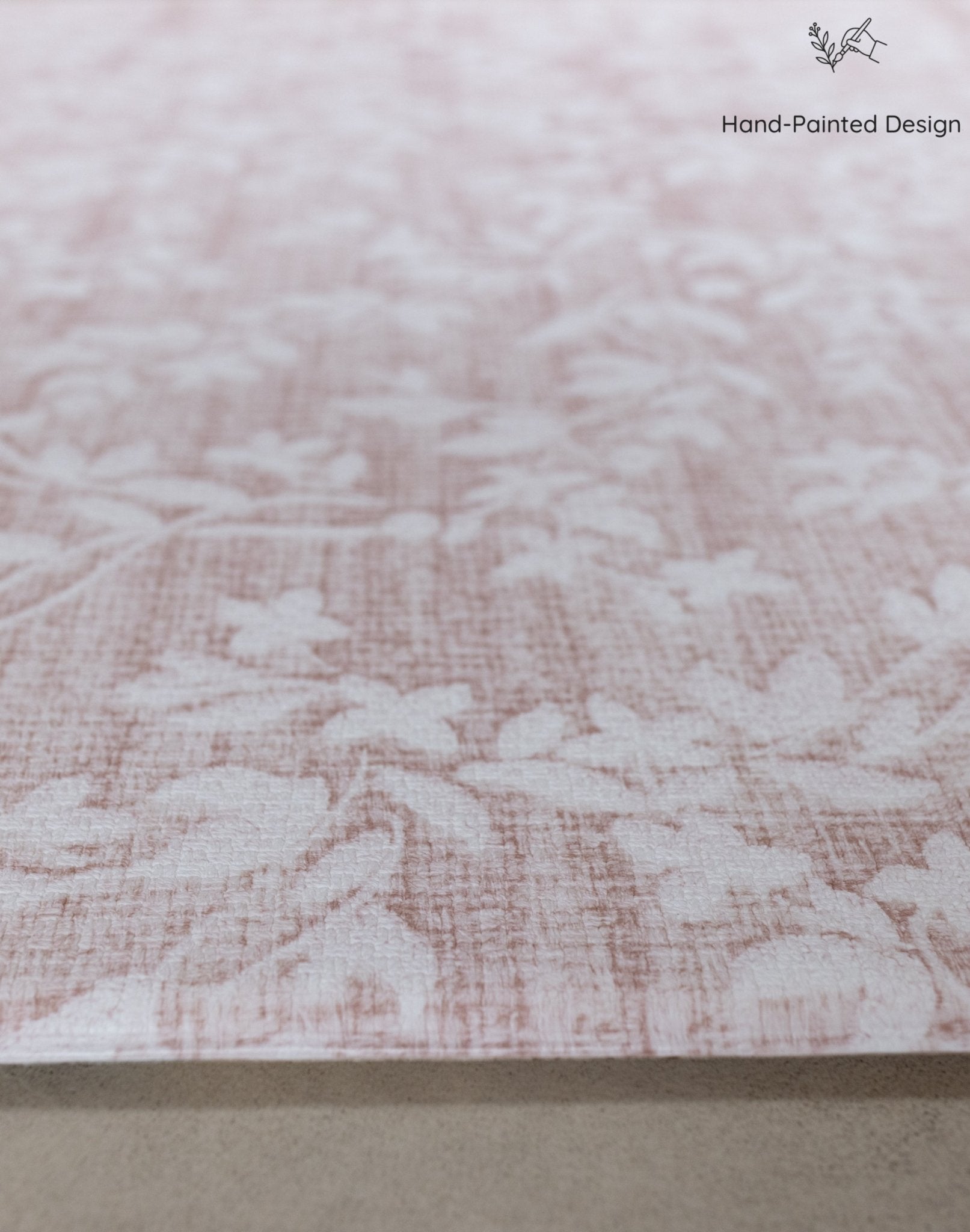 Close-up of floral textured pink reversible protecting floor mat with a subtle pattern
gepolsterte Spielmatte für Bauchlage und Krabbeln