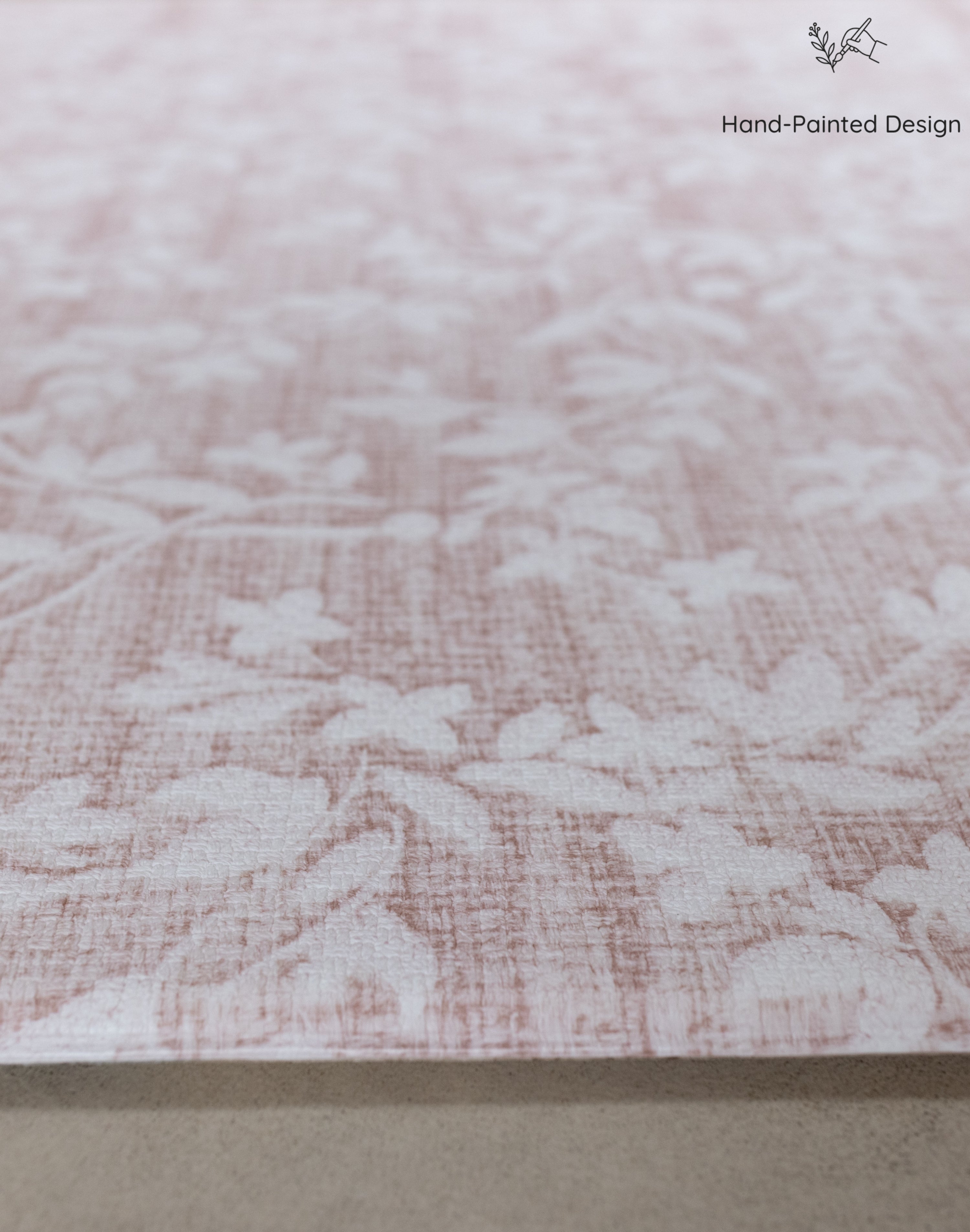 Close-up of floral textured pink reversible protecting floor mat with a subtle pattern
gepolsterte Spielmatte für Bauchlage und Krabbeln