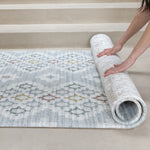 Woman unrolling a reversible memory foam playmat on a hard tiled floor
weiche Krabbelmatte für harte Böden