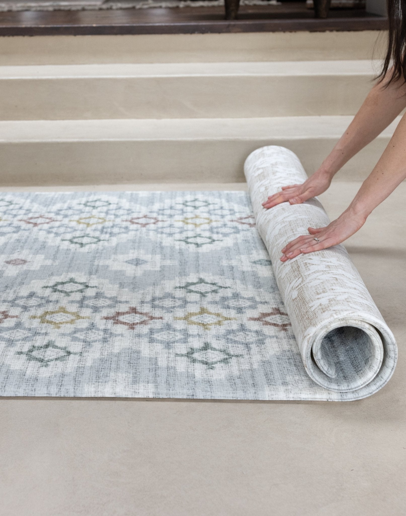 Woman unrolling a reversible memory foam playmat on a hard tiled floor
weiche Krabbelmatte für harte Böden
