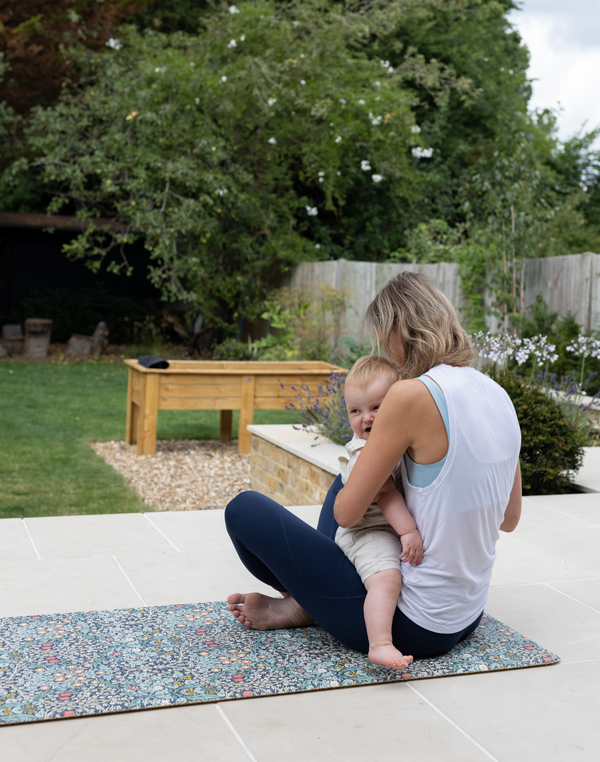 blackthorn play runner with mom and baby doing exercise baby yoga outdoors Spielmatte from totter + tumble