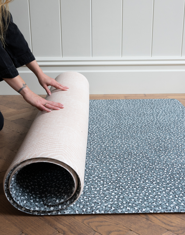Unrolling the omkeerbare speelmat with two designs for more choice in the family home 