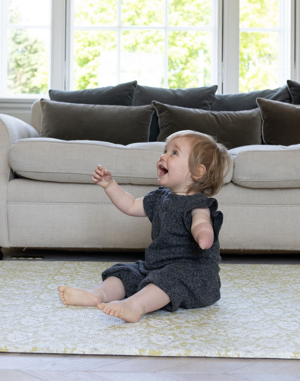 baby playing on Spielmatte. schuim and opgevuld speelkleed. totter and tumble play mats reversible double sided designs to suit your home style and interior whilst providing a non toxic play mat and play area for your baby or toddler to practise sitting