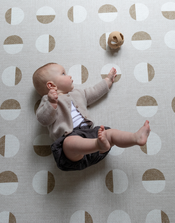 Baby plays on Memory-Schaum-Matte with a modern organic design that looks stylish 