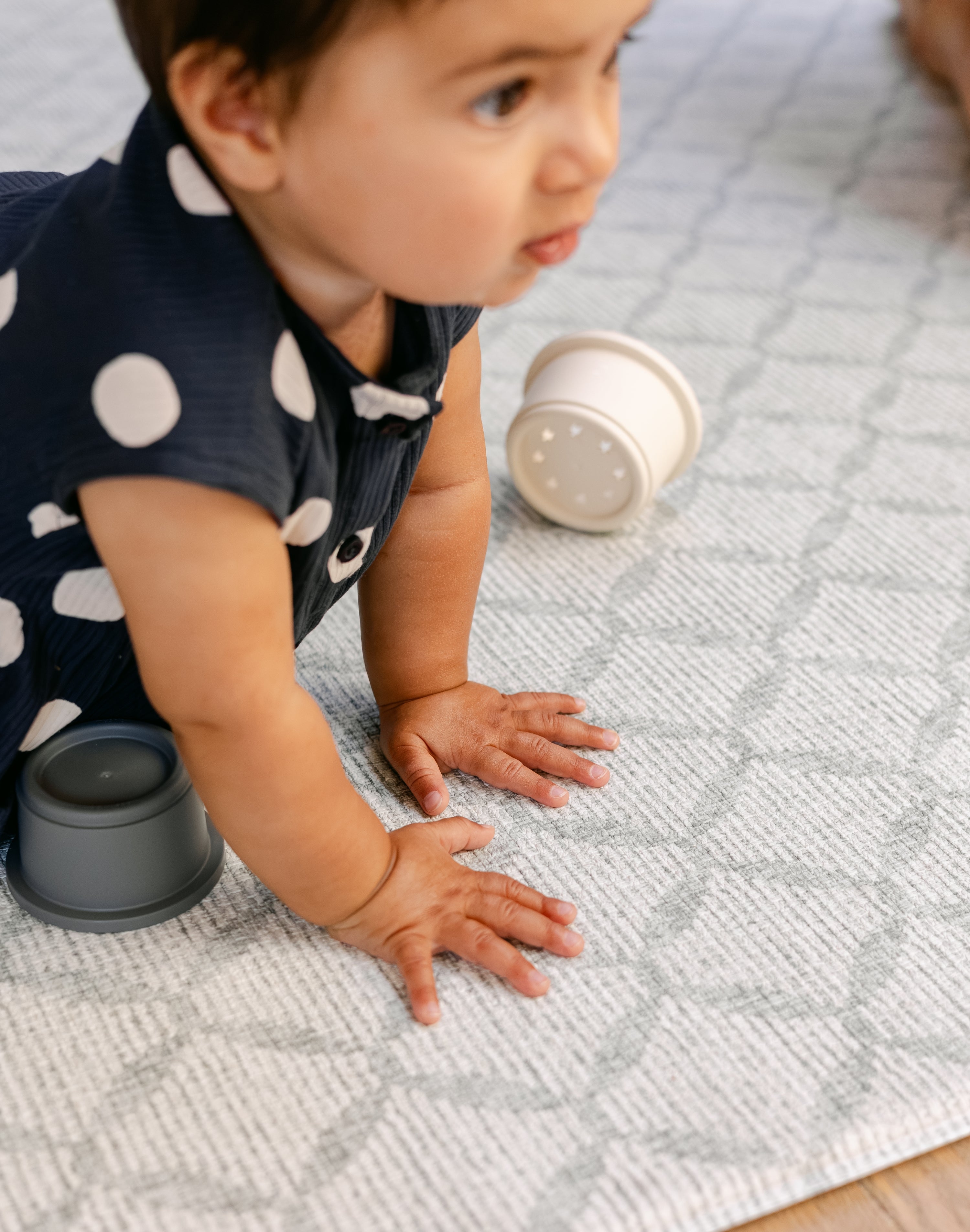 A baby pressing there hands down on a soft,safe, comfortable, memory foam playmat from totter and tumble | SKU: 26 BEACH/GATHER XL, 26 BEACH/GATHER STD, 26 BEACH/GATHER COMP
