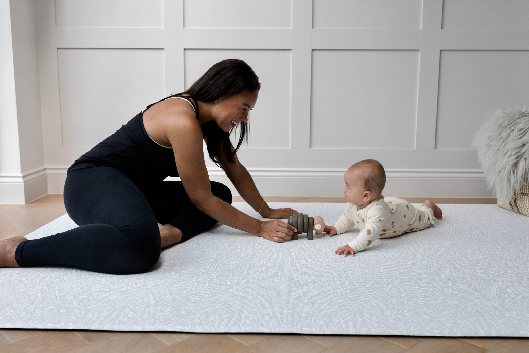 Totter and tumble Die Thinker ist die leichteste der coolen grauen gepolsterten Spielmatten mit botanischem Muster. Moderne zeitgenössische minimale Muster Baby Matte zum Spielen
